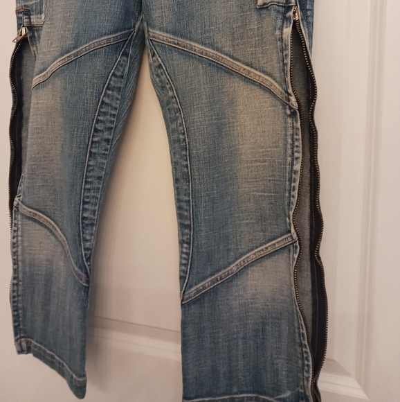 Y2K Guess zippered capri Jeans😱🤯😍😍 - Picture 3 of 16